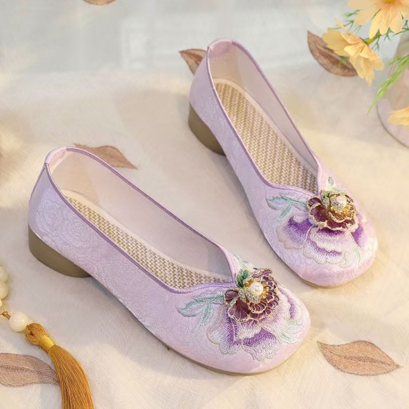 Woman Low Heel Embroidered Clo - Embroidery Style ulasan dan harga