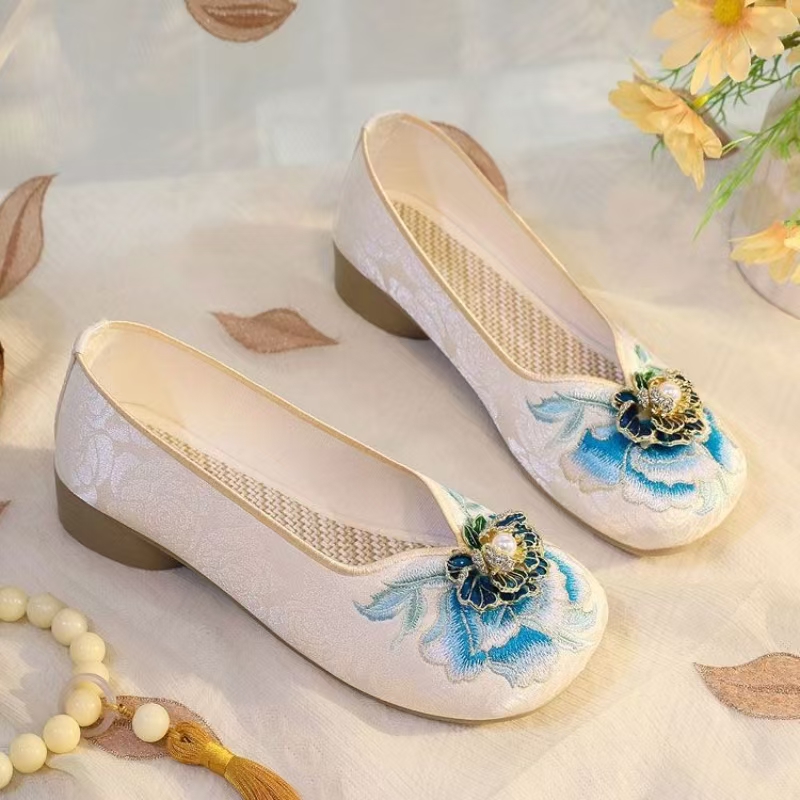 Woman Low Heel Embroidered Clo - Embroidery Style ulasan dan harga