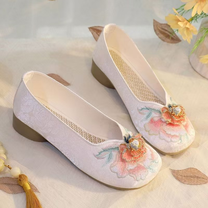 Woman Low Heel Embroidered Clo - Embroidery Style ulasan dan harga