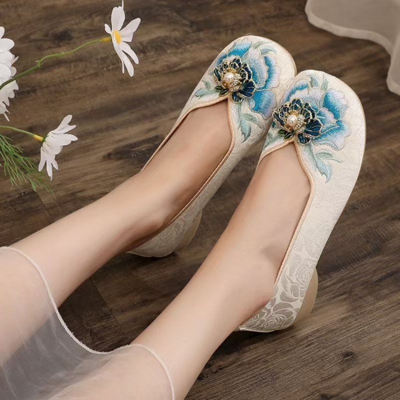 Woman Low Heel Embroidered Clo - Embroidery Style ulasan dan harga